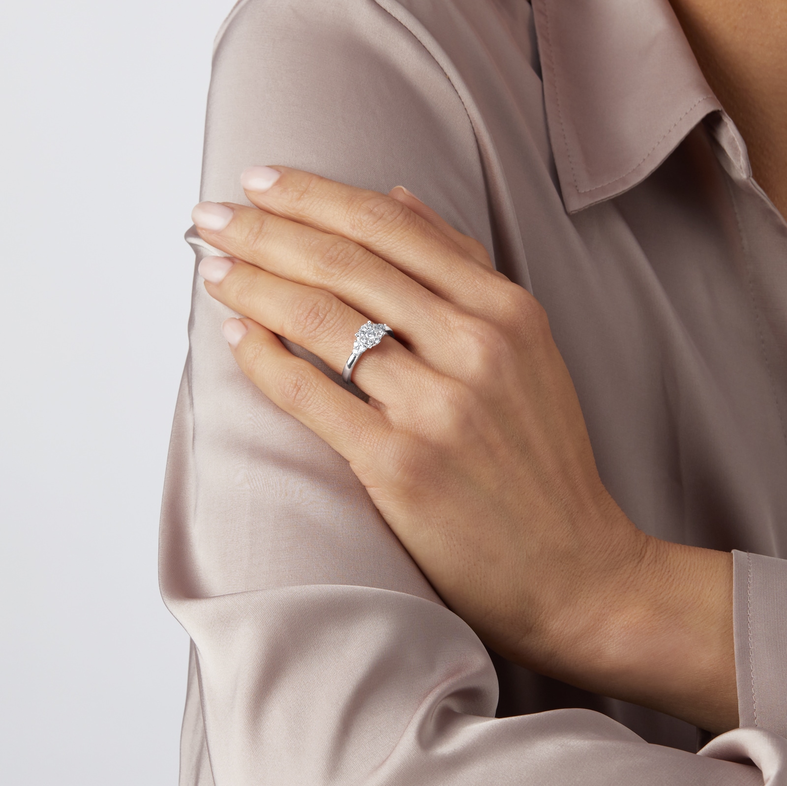 Goldsmiths 18ct White Gold 0.50 Carat Total Weight Multi Stone trefoil Ring Goldsmiths 18ct White Gold 0.50 Carat Total Weight Multi Stone trefoil Ring