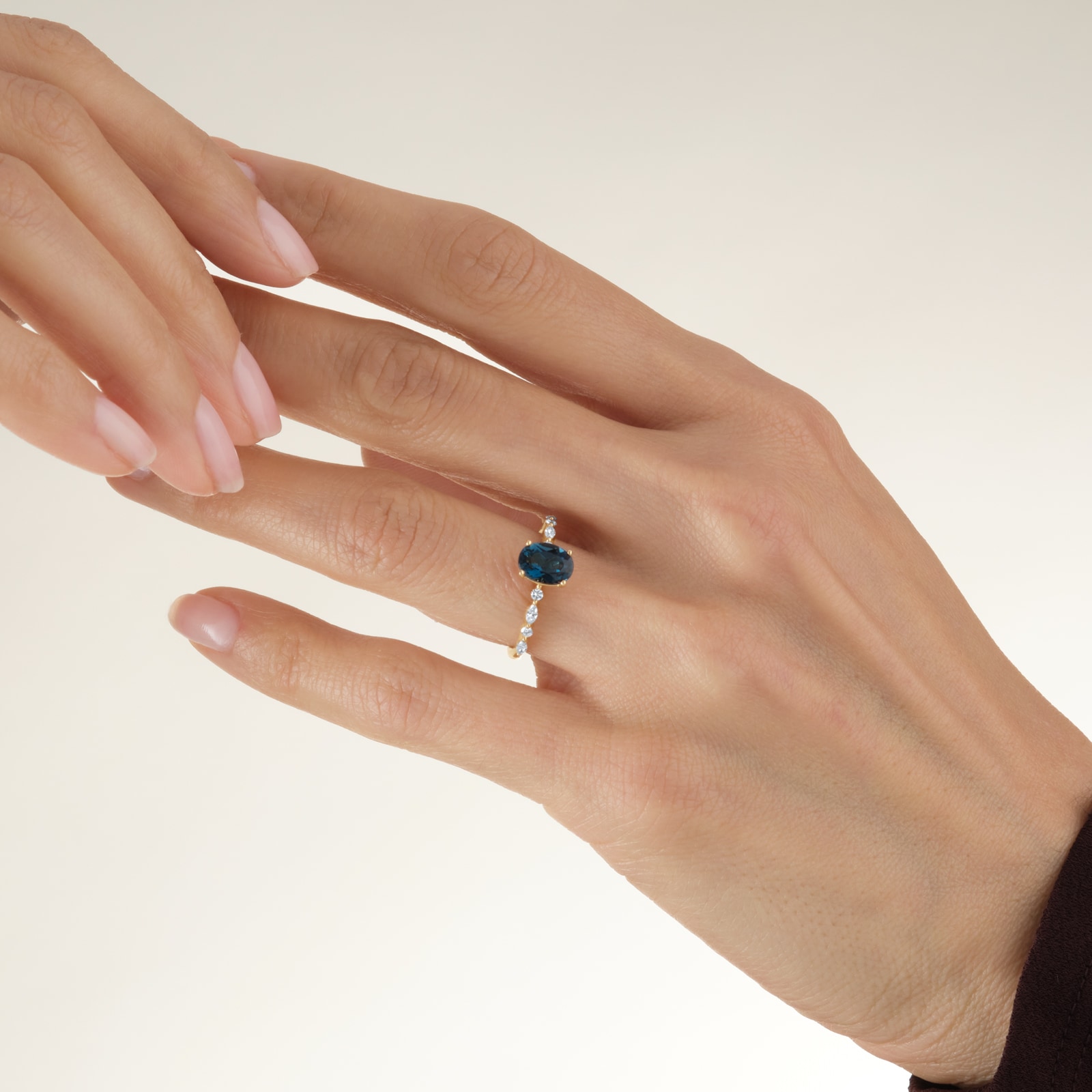 Goldsmiths 18ct Yellow Gold Oval Cut Blue Topaz Diamond Set Shoulder Ring