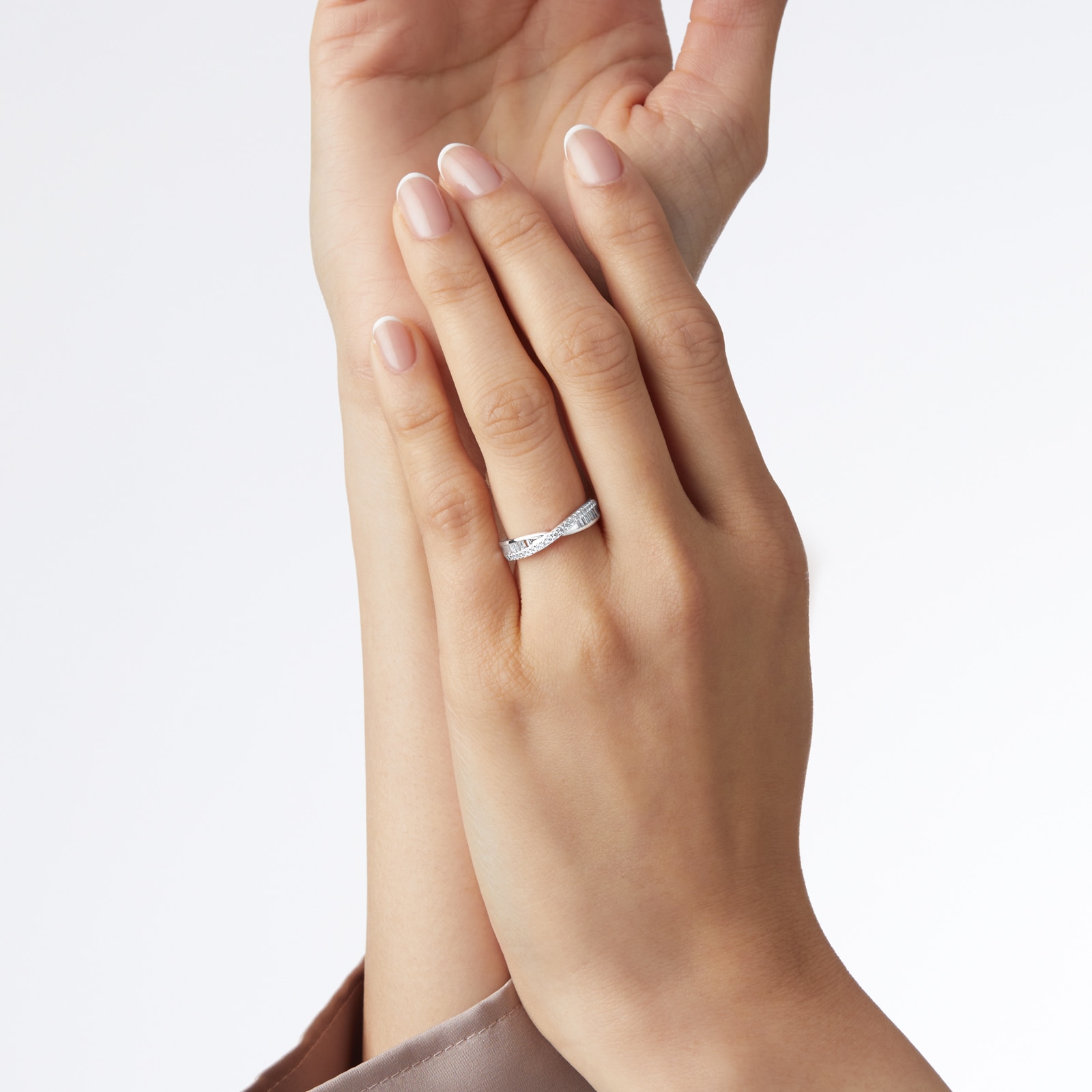 Goldsmiths 18ct White Gold Cross Over 0.25ct Diamond Ring - Ring Size P Goldsmiths 18ct White Gold Cross Over 0.25ct Diamond Ring - Ring Size P
