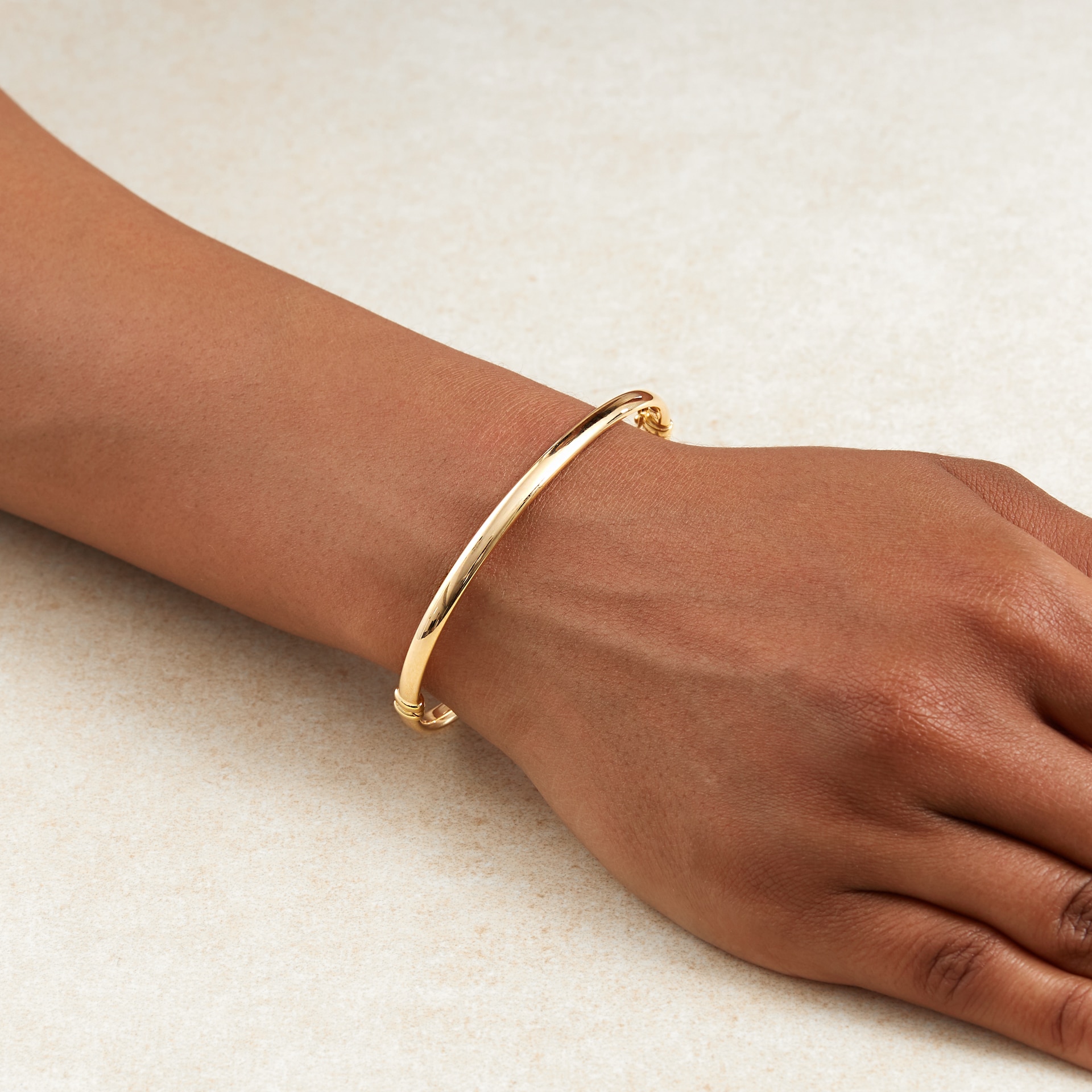 Goldsmiths 18ct Yellow Gold 4mm Hollow Oval Tube Bangle