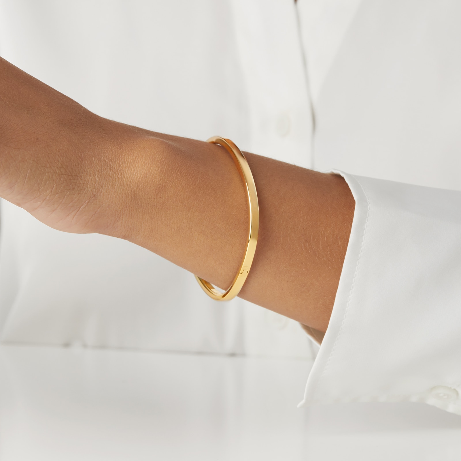 Mappin & Webb 18ct Yellow Gold Hinge Bangle Mappin & Webb 18ct Yellow Gold Hinge Bangle