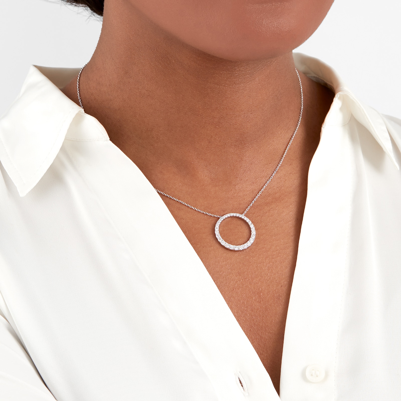 Mayors 18k White Gold 0.98ct Grad Circle Pendant