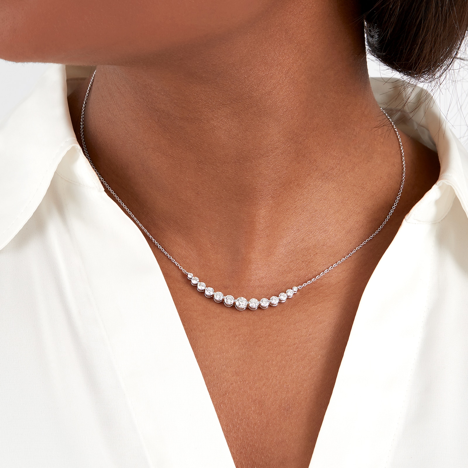 Mayors 18k White Gold 2.01cttw Diamond Smile Necklace