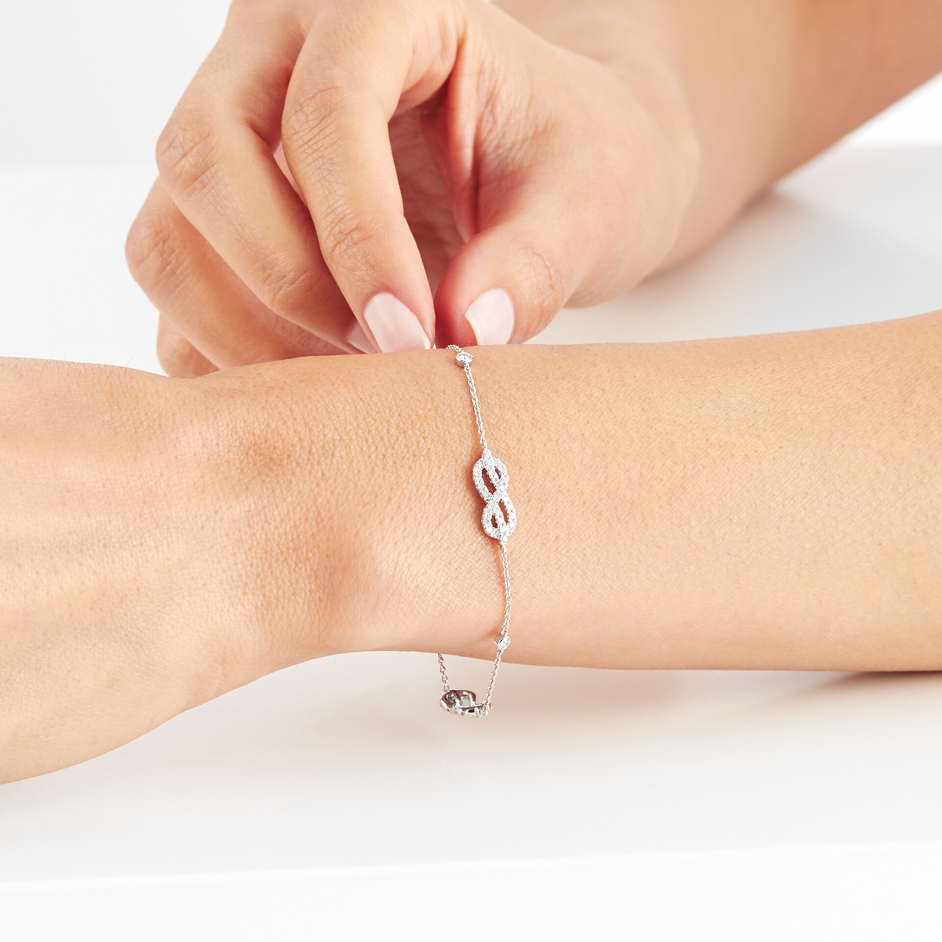 Goldsmiths 18ct White Gold 0.60cttw Diamond Knot Infinity Station Bracelet