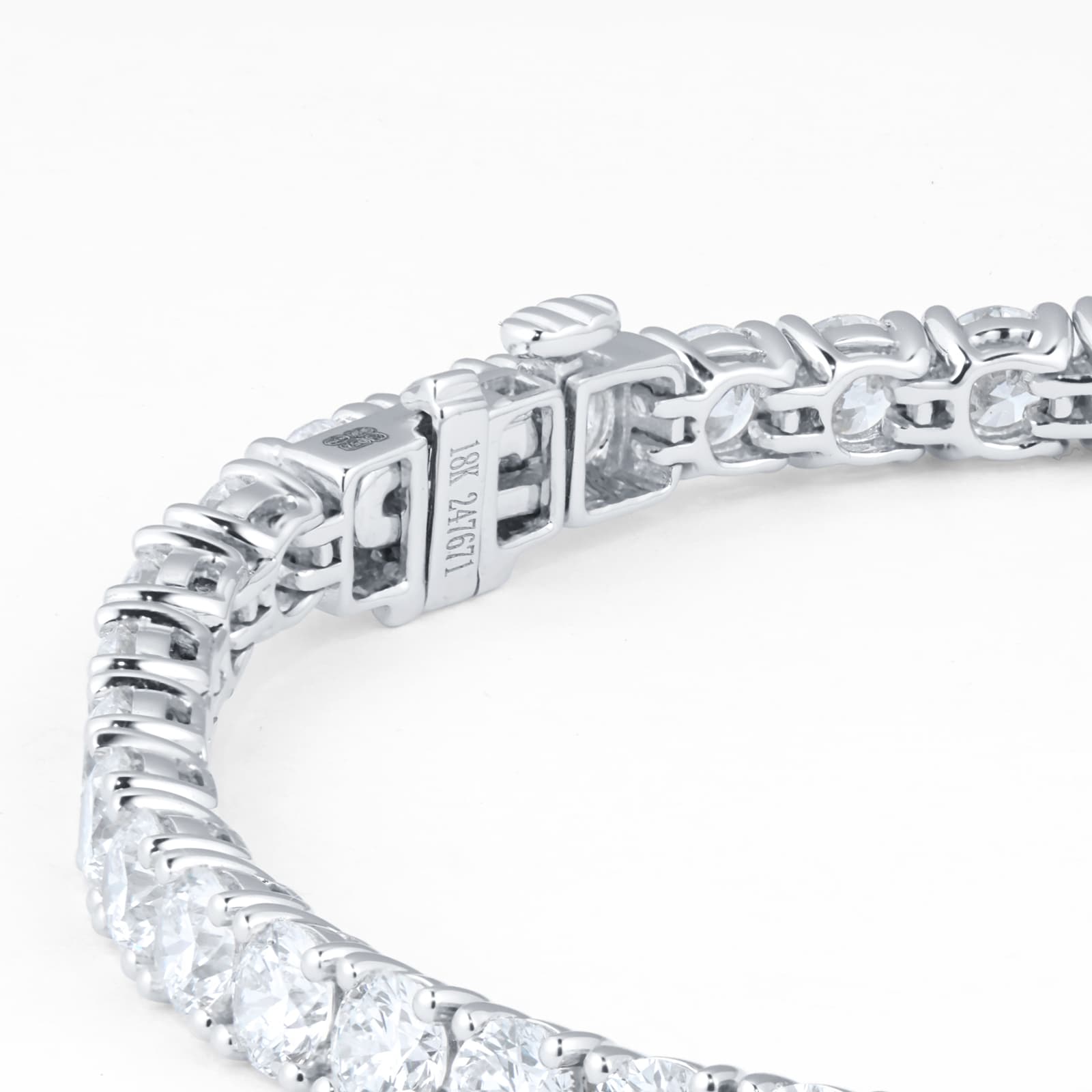 Mappin & Webb 18ct White Gold 10.20cttw Diamond Tennis Bracelet