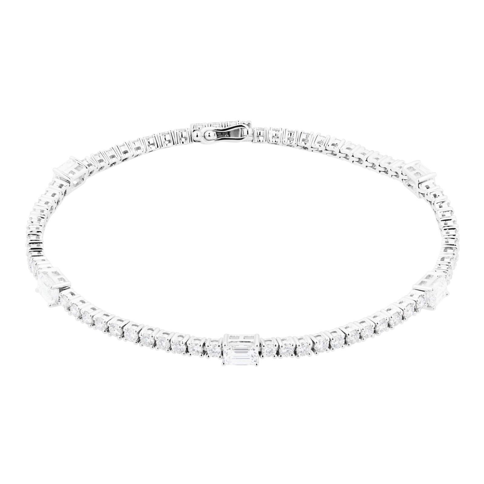 Goldsmiths 18ct White Gold 3.20ct Round & Emerald Cut Diamond Bracelet Goldsmiths 18ct White Gold 3.20ct Round & Emerald Cut Diamond Bracelet