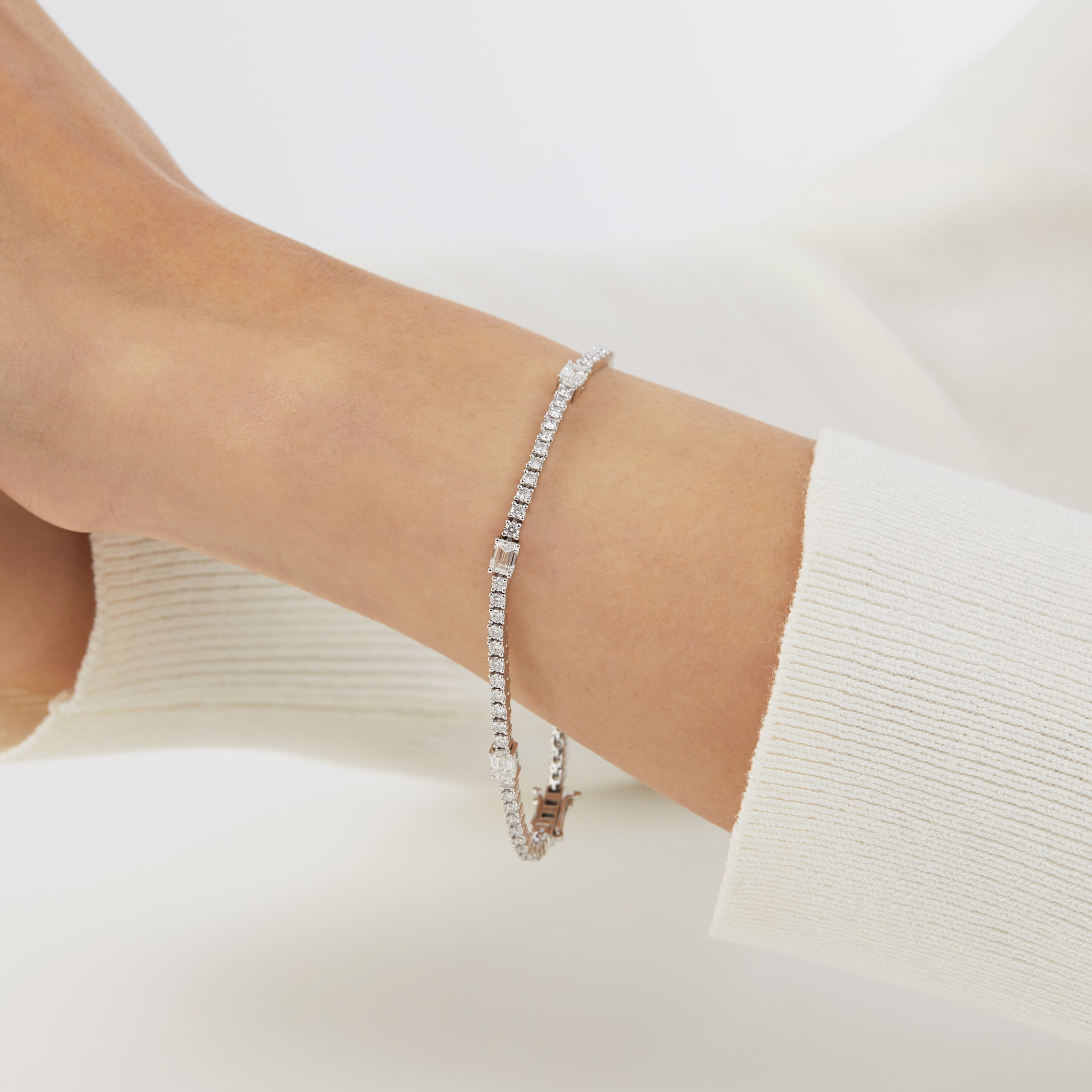 Goldsmiths 18ct White Gold 3.20ct Round & Emerald Cut Diamond Bracelet Goldsmiths 18ct White Gold 3.20ct Round & Emerald Cut Diamond Bracelet