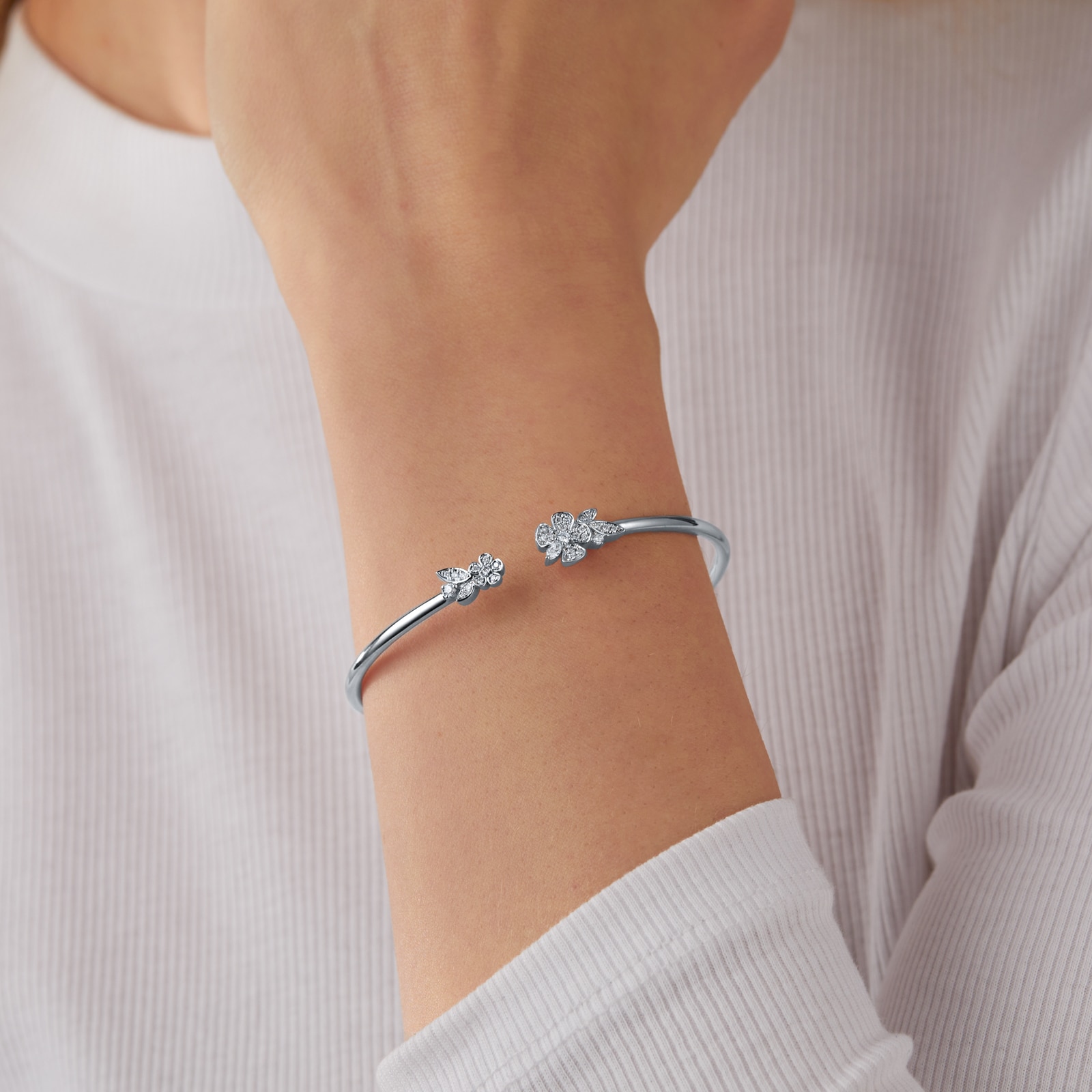 Mappin & Webb Vinea 18ct White Gold 0.30cttw Diamond Floral Bangle Mappin & Webb Vinea 18ct White Gold 0.30cttw Diamond Floral Bangle