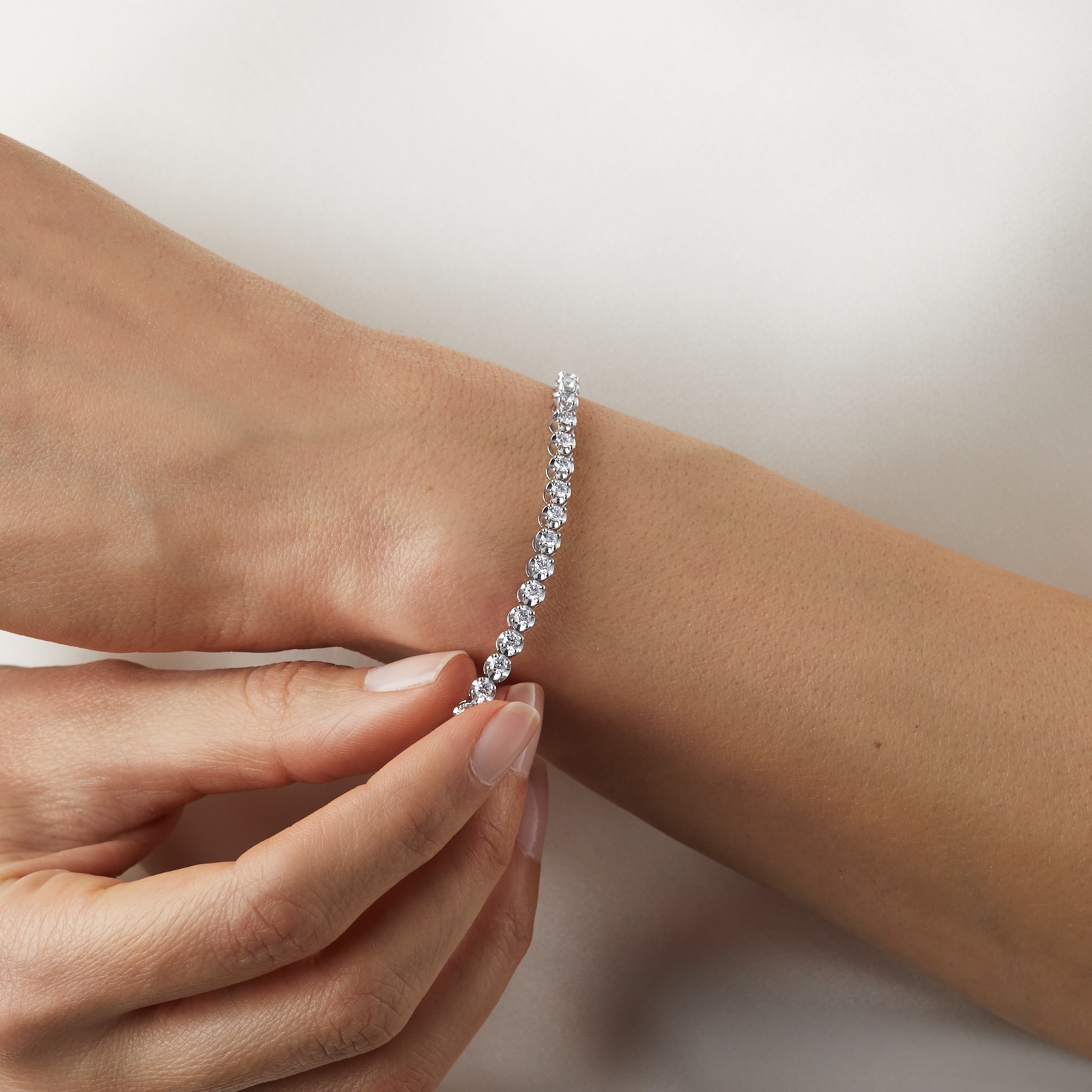 Best Luxury 
18ct White Gold 2.50cttw Brilliant Cut Diamond Line Bracelet