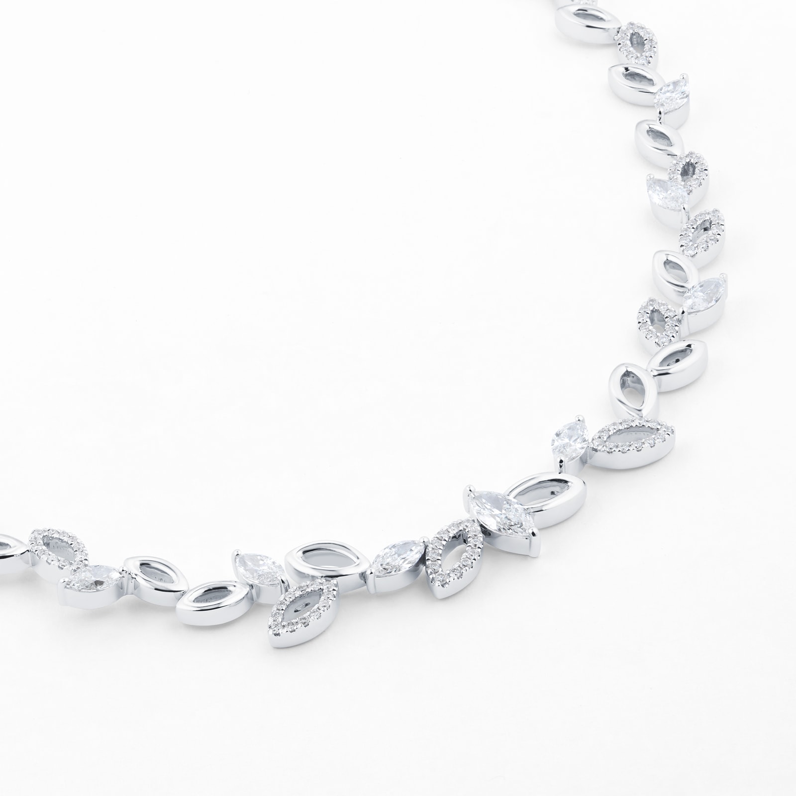 Mappin & Webb Vinea 18ct White Gold 3.50cttw Leaf Marquise Cut Necklace Mappin & Webb Vinea 18ct White Gold 3.50cttw Leaf Marquise Cut Necklace