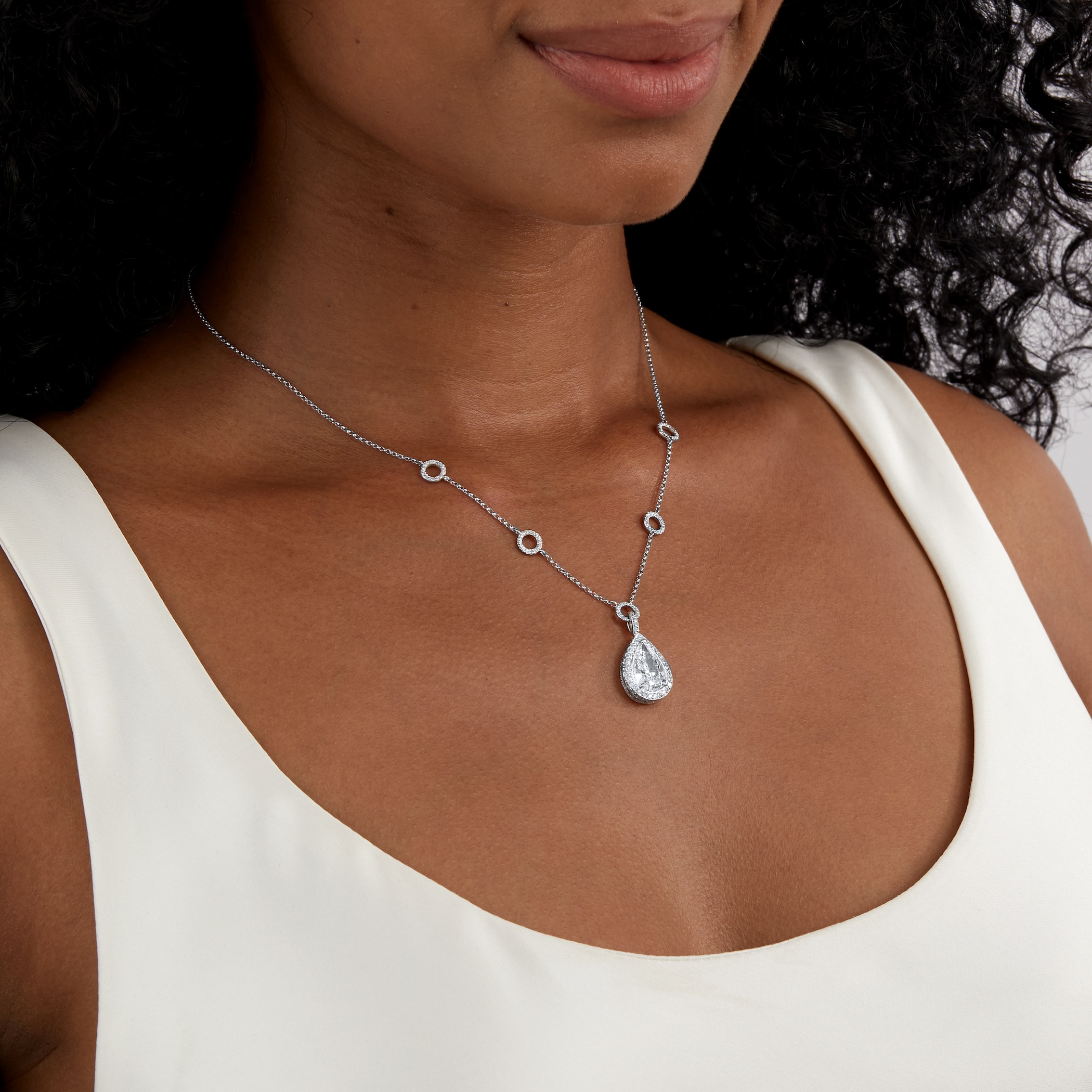 Mappin & Webb 18ct White Gold 2.90ct Pear Cut Diamond Halo Pendant Mappin & Webb 18ct White Gold 2.90ct Pear Cut Diamond Halo Pendant
