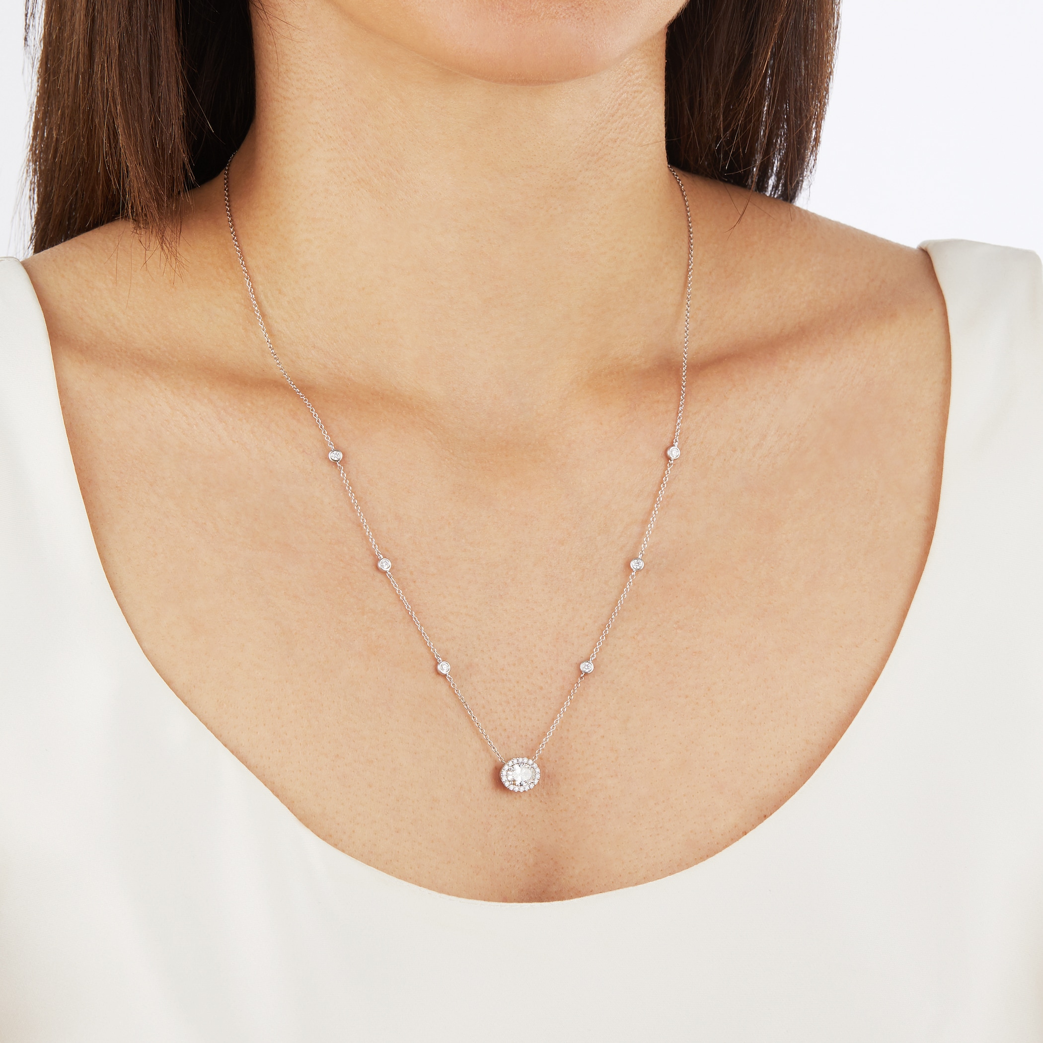 Mappin & Webb 18ct White Gold 1.43cttw Diamond Halo Pendant Mappin & Webb 18ct White Gold 1.43cttw Diamond Halo Pendant