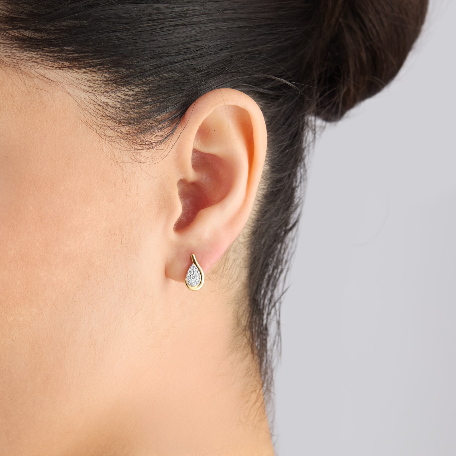 Goldsmiths 9ct Yellow Gold 0.25cttw Pear Cluster Diamond Wave Stud Earrings Goldsmiths 9ct Yellow Gold 0.25cttw Pear Cluster Diamond Wave Stud Earrings