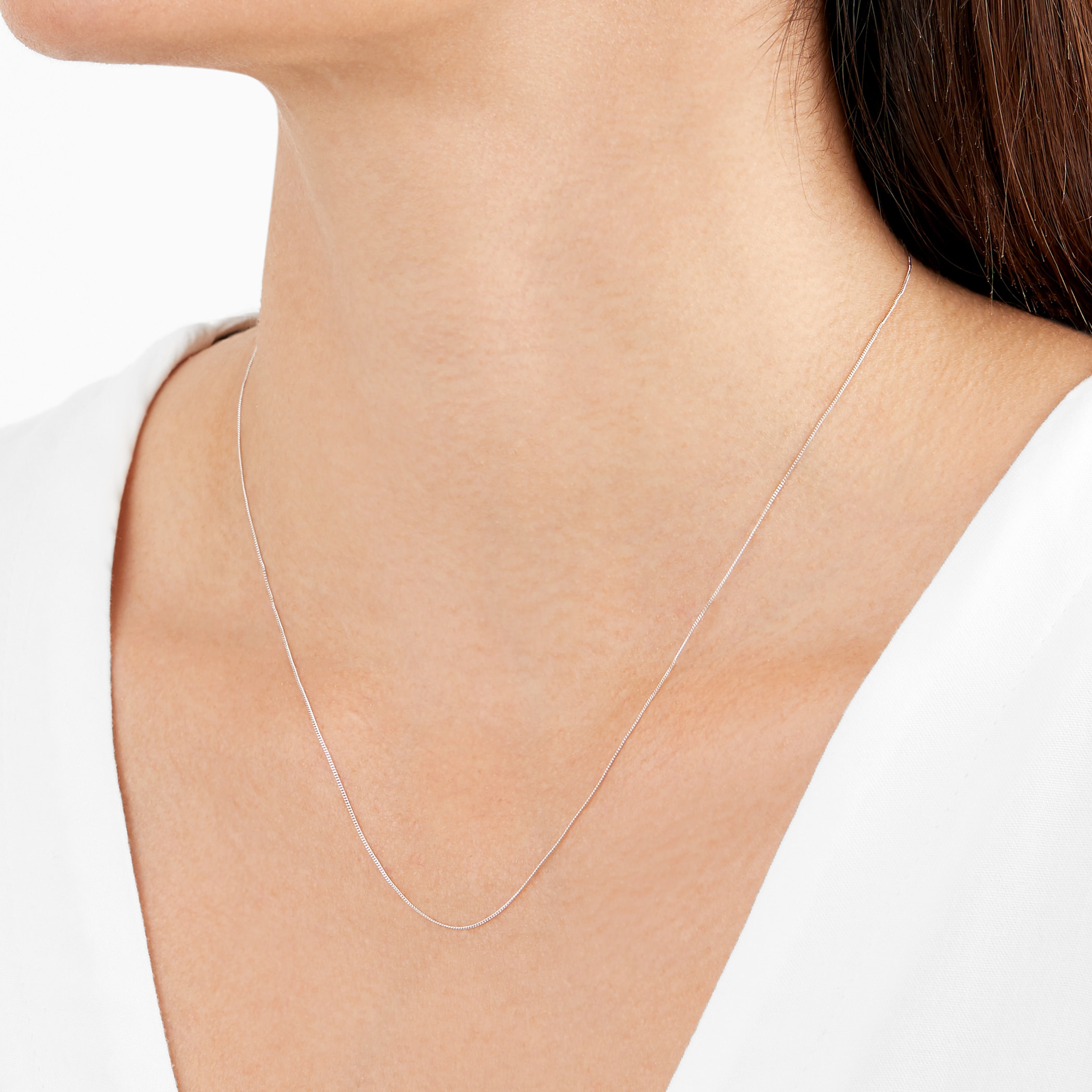 Goldsmiths 9ct White Gold 18 Inch Diamond Cut Curb Chain 0.6mm Width Goldsmiths 9ct White Gold 18 Inch Diamond Cut Curb Chain 0.6mm Width