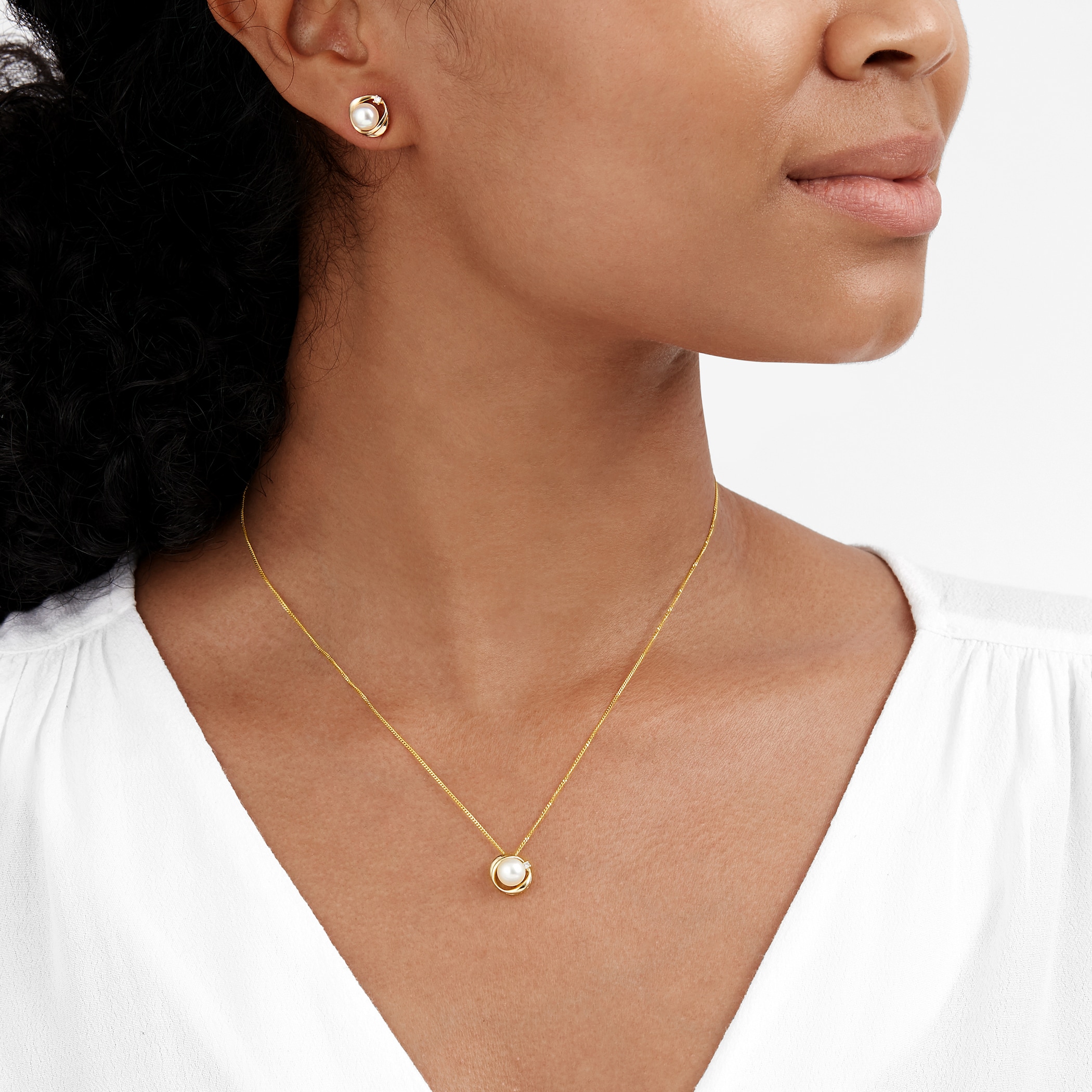 Goldsmiths 9ct Yellow Gold Pendant with Fresh Water Pearl & 0.02ct Diamond