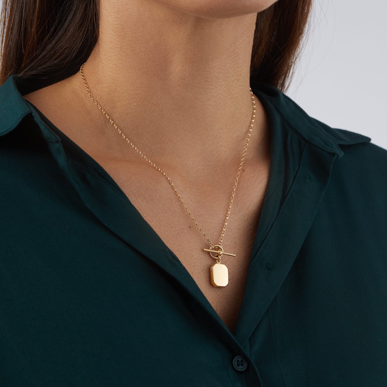 Goldsmiths 9ct Yellow Gold Oblong Locket T-Bar Chain Goldsmiths 9ct Yellow Gold Oblong Locket T-Bar Chain