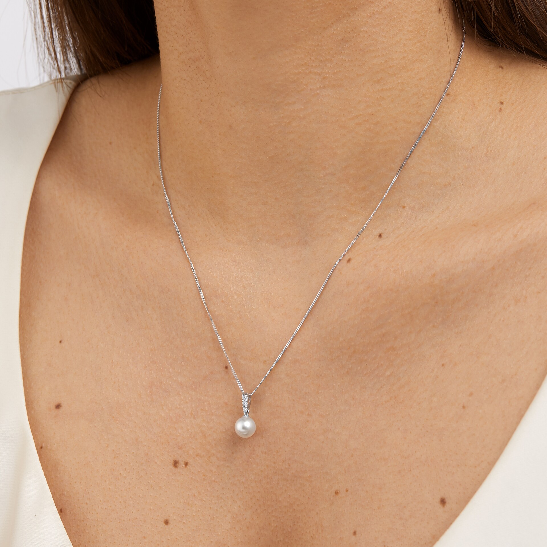 Goldsmiths 18ct White Gold Akoya Pearl & 0.10ct Diamond Pendant Goldsmiths 18ct White Gold Akoya Pearl & 0.10ct Diamond Pendant