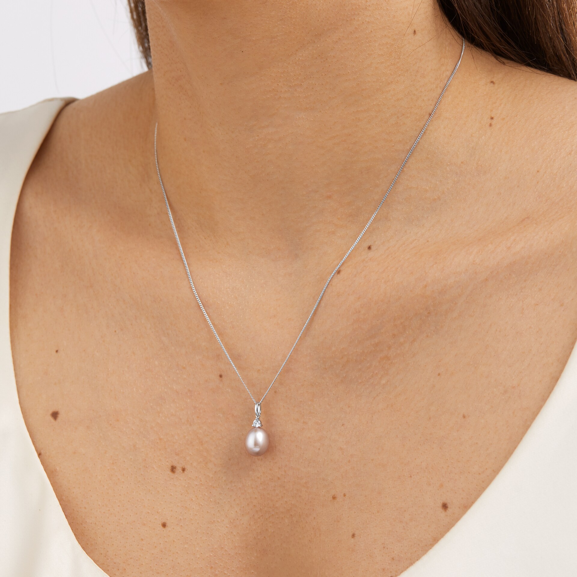 Goldsmiths 18ct White Gold Pink Freshwater Pearl & 0.07ct Diamond Pendant Goldsmiths 18ct White Gold Pink Freshwater Pearl & 0.07ct Diamond Pendant