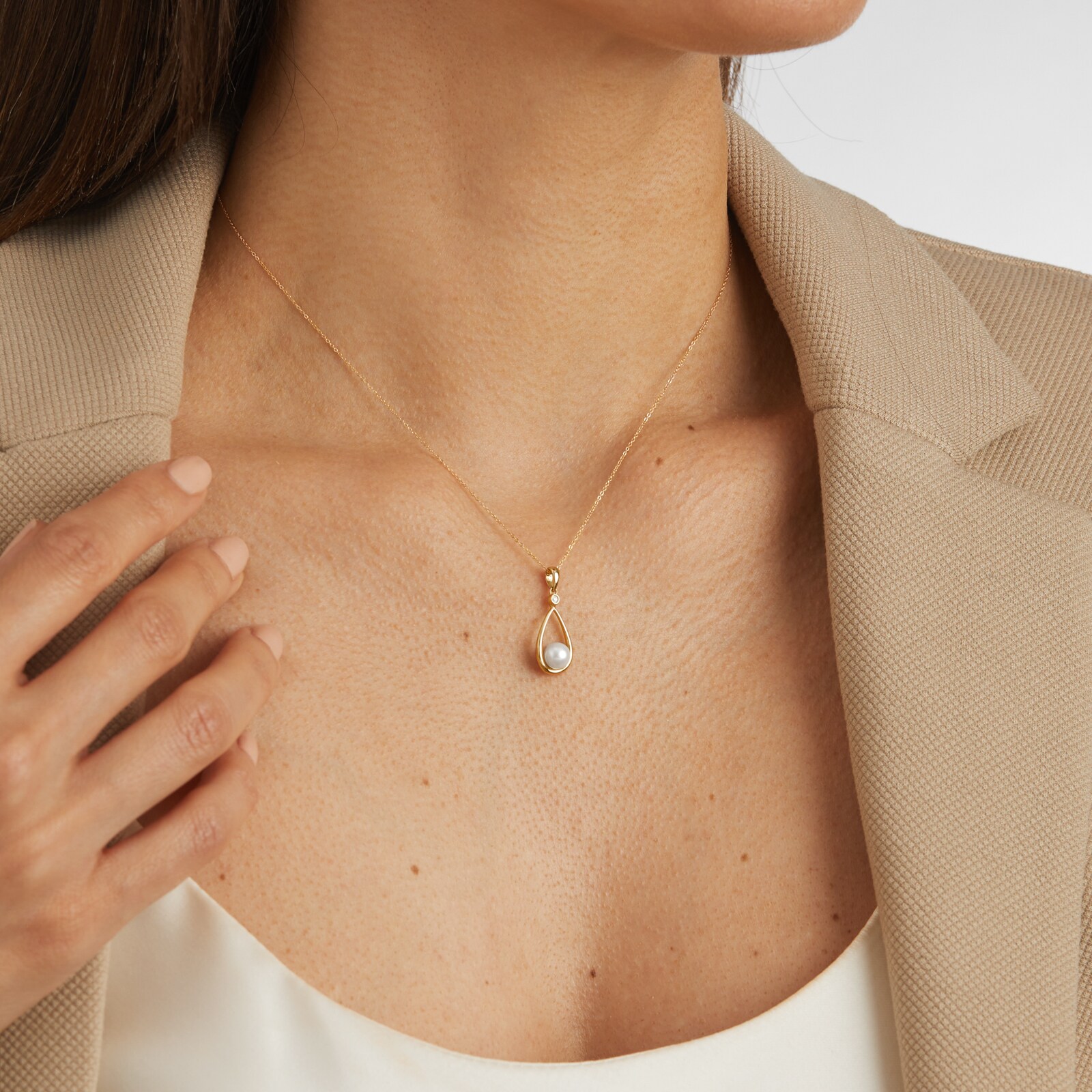 Goldsmiths 9ct Yellow Gold 0.01cttw Diamond & Cultured Pearl Pendant Goldsmiths 9ct Yellow Gold 0.01cttw Diamond & Cultured Pearl Pendant