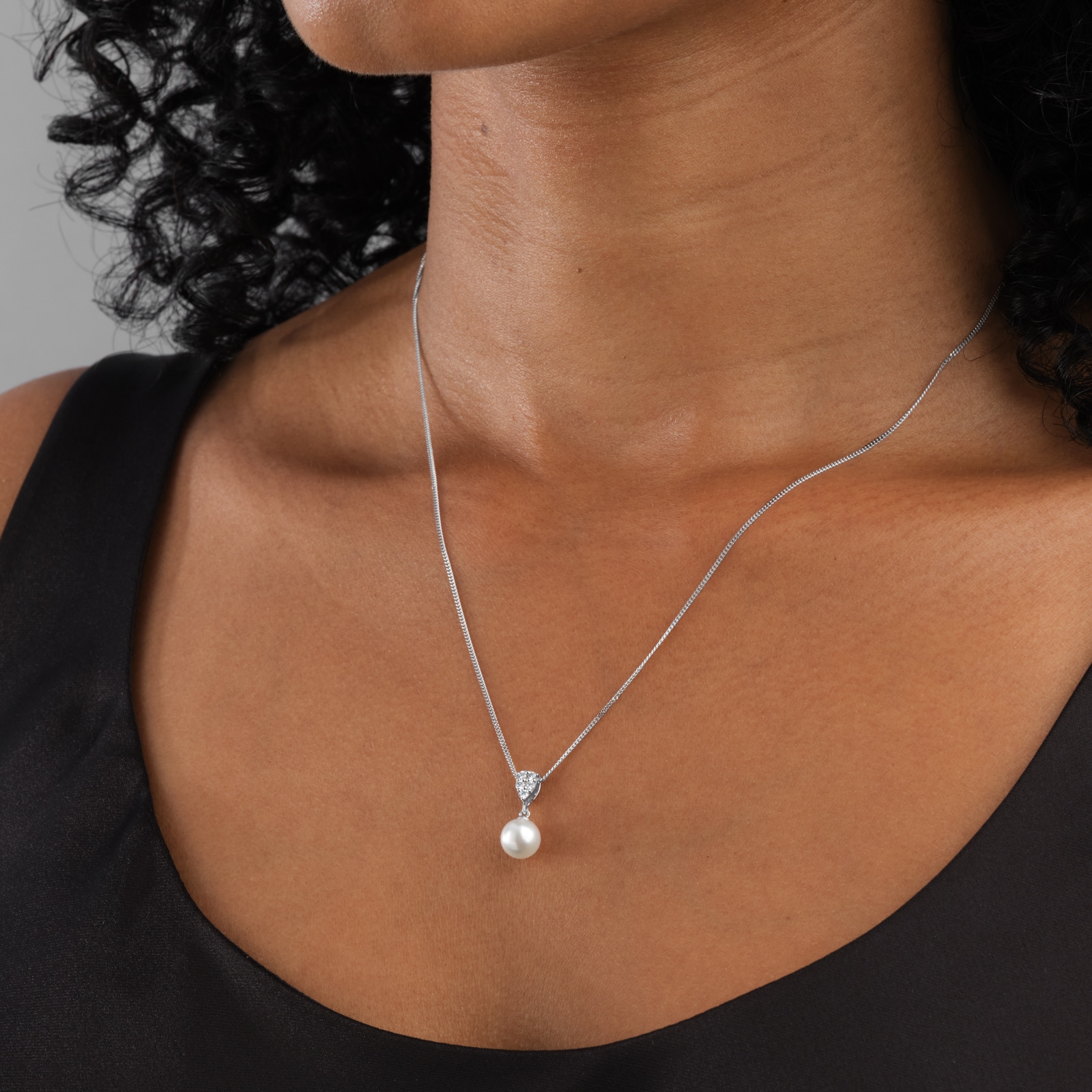 Mappin & Webb 18ct White Gold 7x7.5mm Akoya Peal & 0.10cttw Diamond Pendant