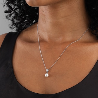 Mappin 
Webb 18ct White Gold 7x7.5mm Akoya Peal 
0.10cttw Diamond Pendant