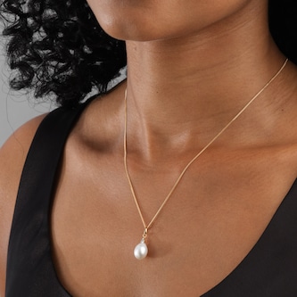 Mappin 
Webb 18ct Yellow Gold 8x8.5mm Fresh Water Pearl 
0.14cttw Diamond Pendant
