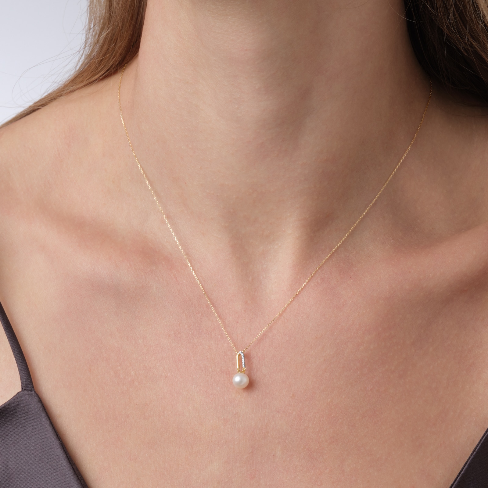 Goldsmiths 9ct Yellow Gold Freshwater Pearl and Diamond Paperclip Pendant Goldsmiths 9ct Yellow Gold Freshwater Pearl and Diamond Paperclip Pendant