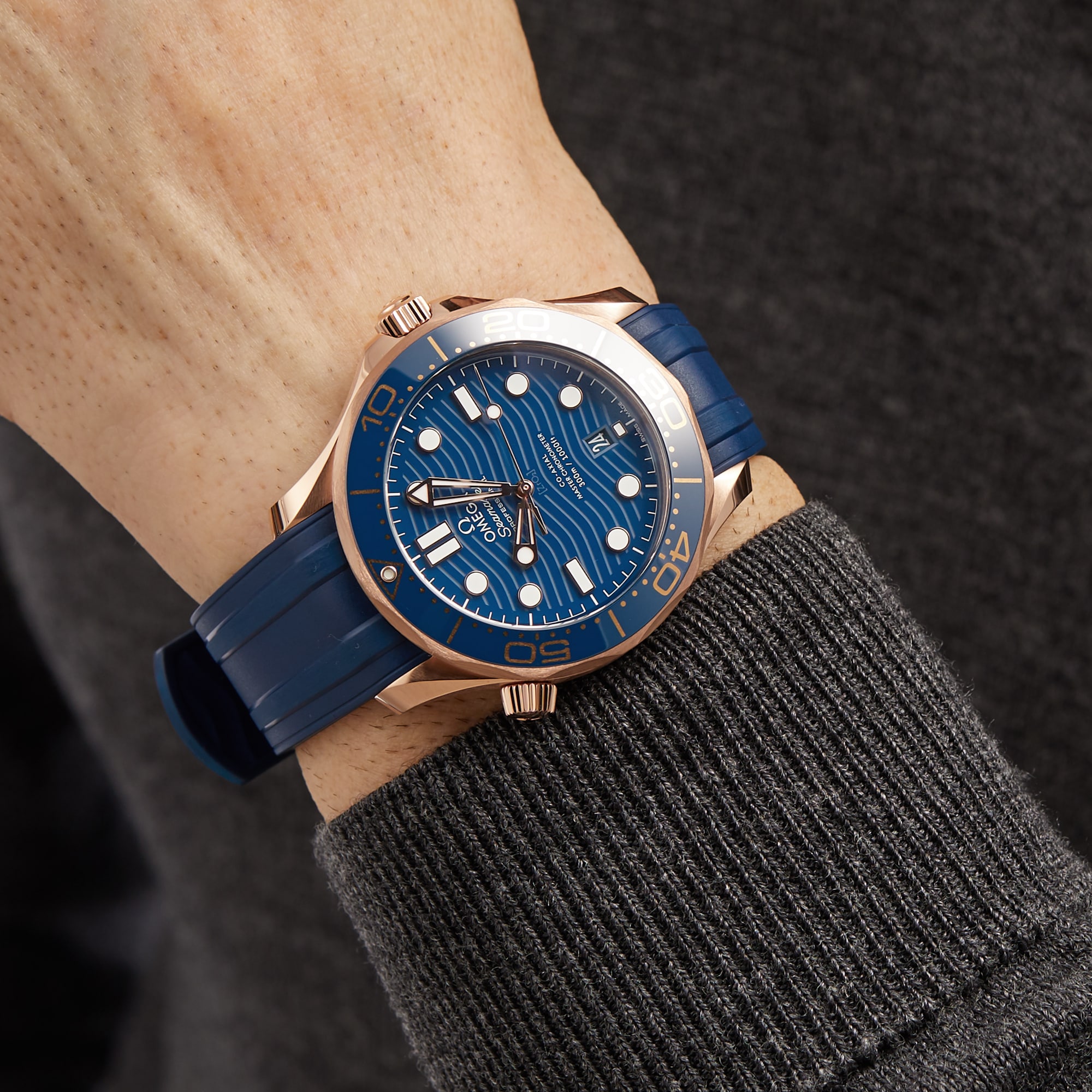 Omega seamaster outlet gold blue