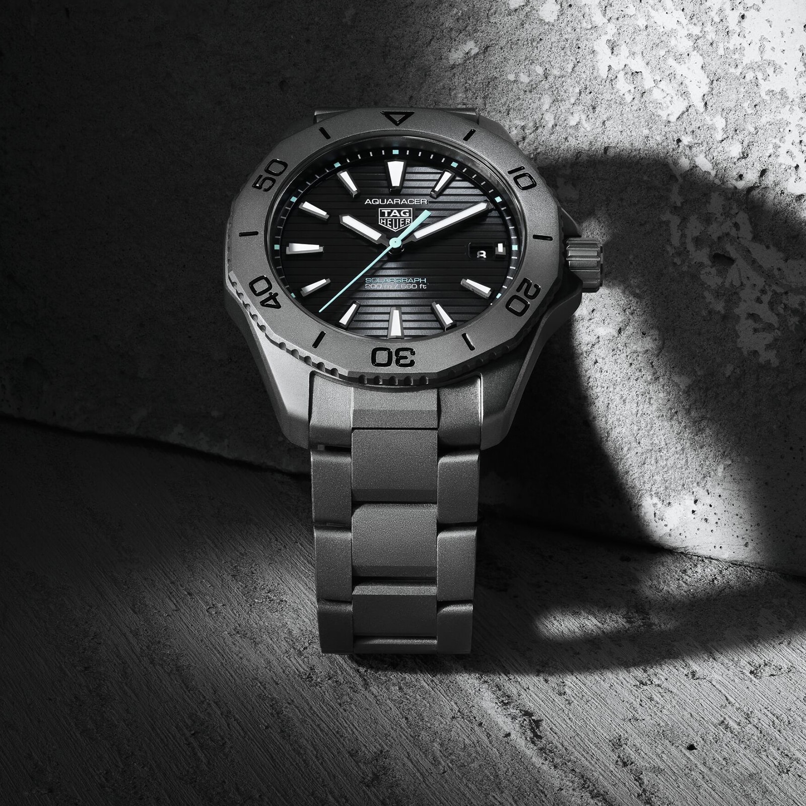 TAG Heuer Aquaracer Professional 200 Solargraph 40mm Mens Watch Titanium TAG Heuer Aquaracer Professional 200 Solargraph 40mm Mens Watch Titanium