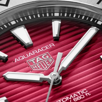 TAG Heuer Aquaracer Professional 200 40mm Mens Watch Red TAG Heuer Aquaracer Professional 200 40mm Mens Watch Red