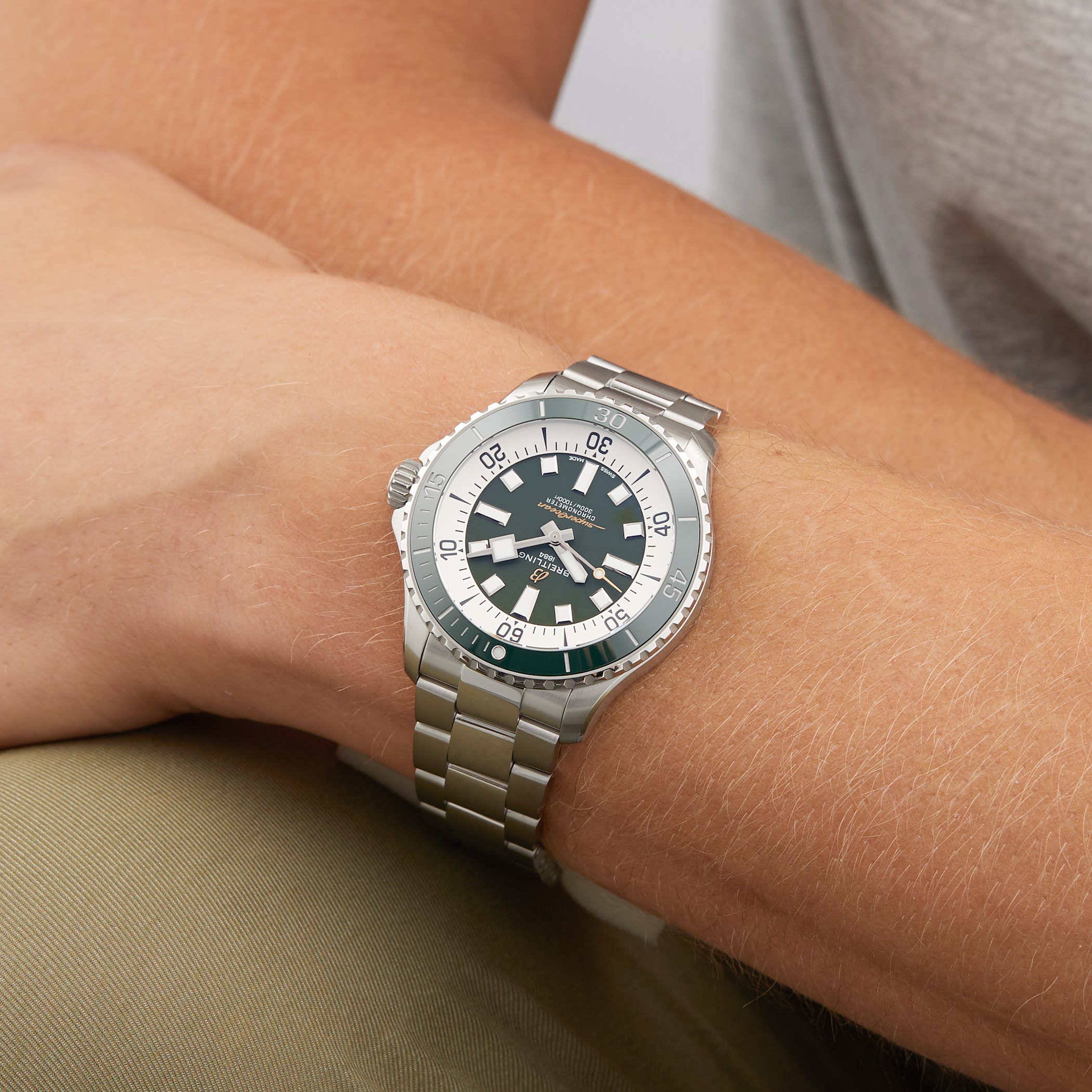 Breitling Superocean Automatic 44 Stainless Steel - Green Watch Breitling Superocean Automatic 44 Stainless Steel - Green Watch