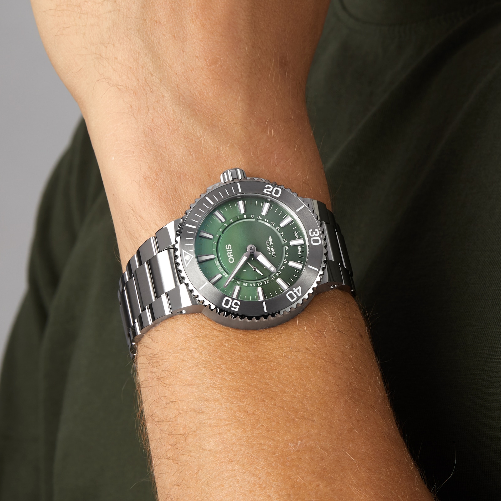 Oris Aquis Dat Watt Limited Edition II 43.5mm Mens Watch Green