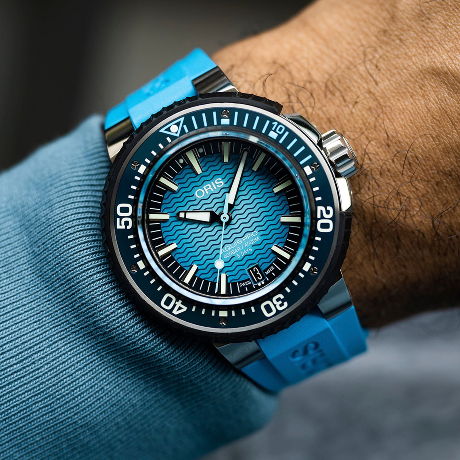 Oris aquis blue discount dial