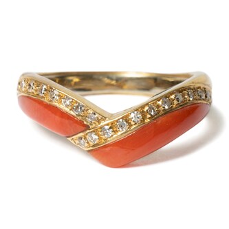 Vintage And Estate Jewelry Elegant 18K Yellow Gold Coral & Diamond Vintage Ring - Size 8