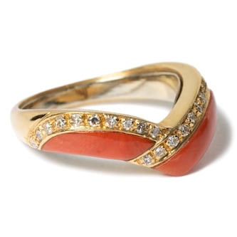 Vintage And Estate Jewelry Elegant 18K Yellow Gold Coral & Diamond Vintage Ring - Size 8