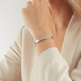 Pre-Owned Cartier Love Bracelet Small Model 10 Diamonds B6040716 - Size 16 Pre-Owned Cartier Love Bracelet Small Model 10 Diamonds B6040716 - Size 16