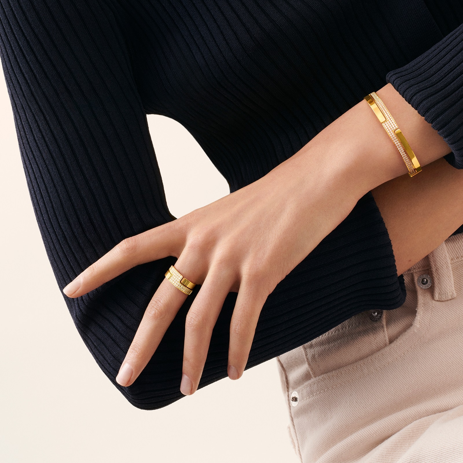 Dinh Van 18K Yellow Gold Seventies 1.16cttw Diamond Small Closed Bangle - Size 16 Dinh Van 18K Yellow Gold Seventies 1.16cttw Diamond Small Closed Bangle - Size 16