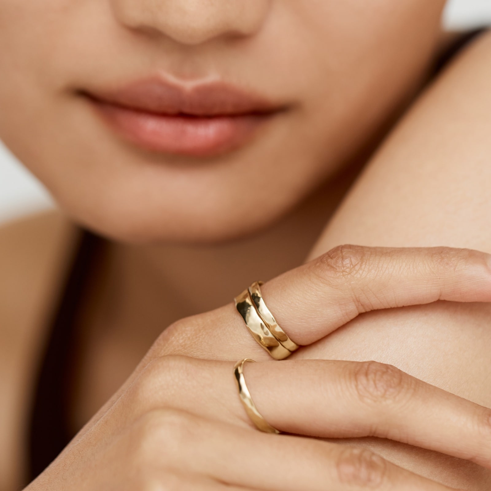 Monica Vinader Hammered Slim Band In 14ct Solid Gold
