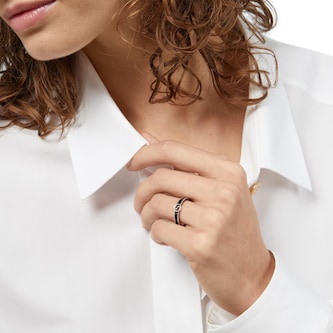 Gucci Gucci Interlocking Sterling Silver and Black Enamel Ring Size 7.25 Gucci Gucci Interlocking Sterling Silver and Black Enamel Ring Size 7.25