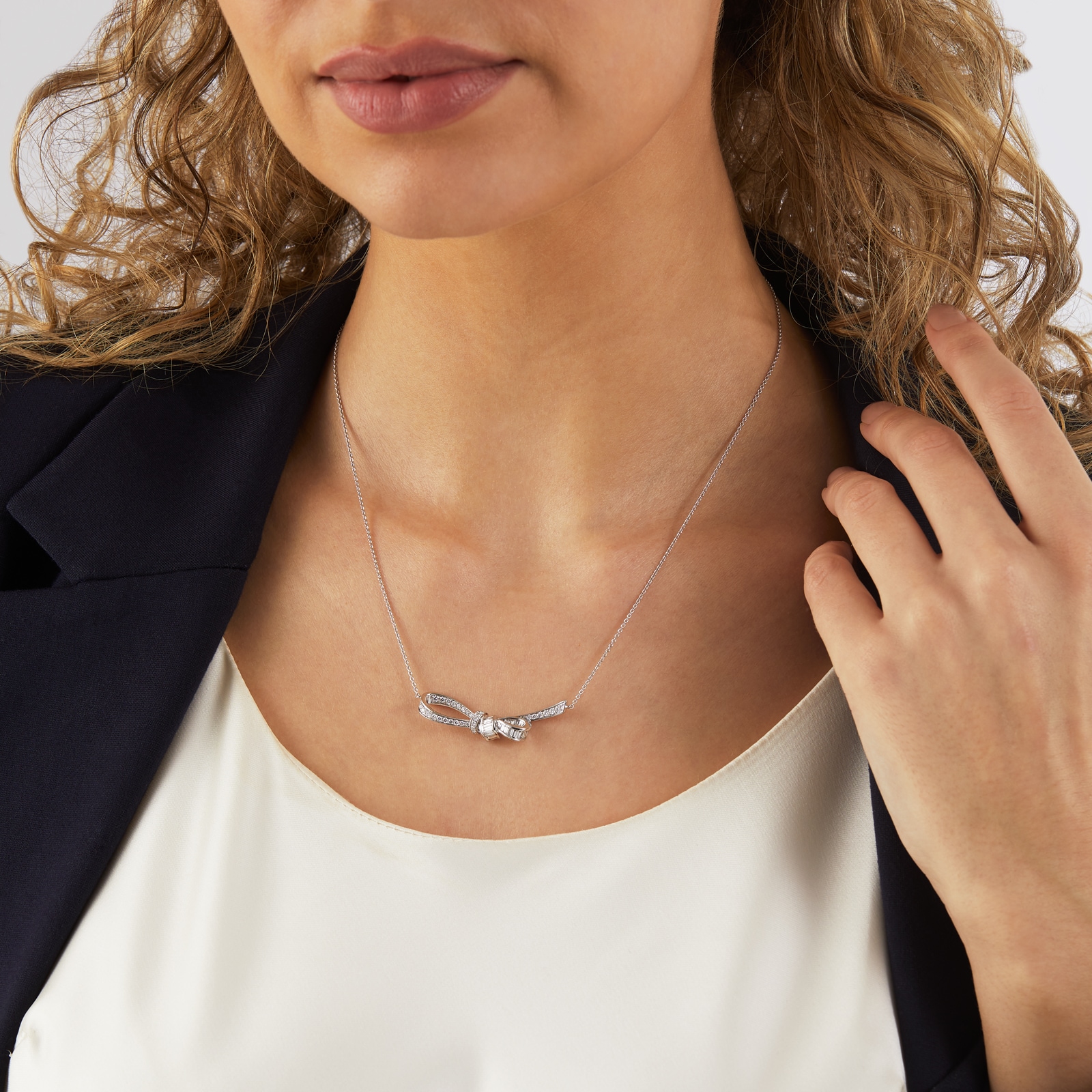 Mappin & Webb Limited Edition Renee 18ct White Gold 0.85cttw Ribbon Necklace Mappin & Webb Limited Edition Renee 18ct White Gold 0.85cttw Ribbon Necklace