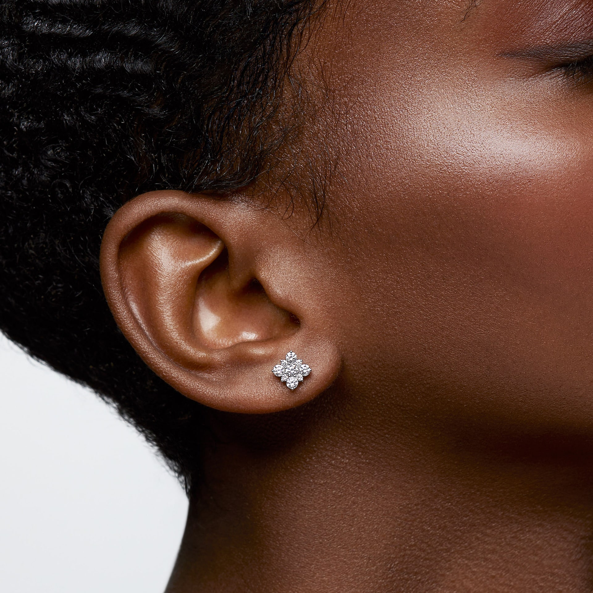 Bijoux Birks 18k White Gold Snowflake 0.71cttw Diamond Cluster Stud Earrings Bijoux Birks 18k White Gold Snowflake 0.71cttw Diamond Cluster Stud Earrings