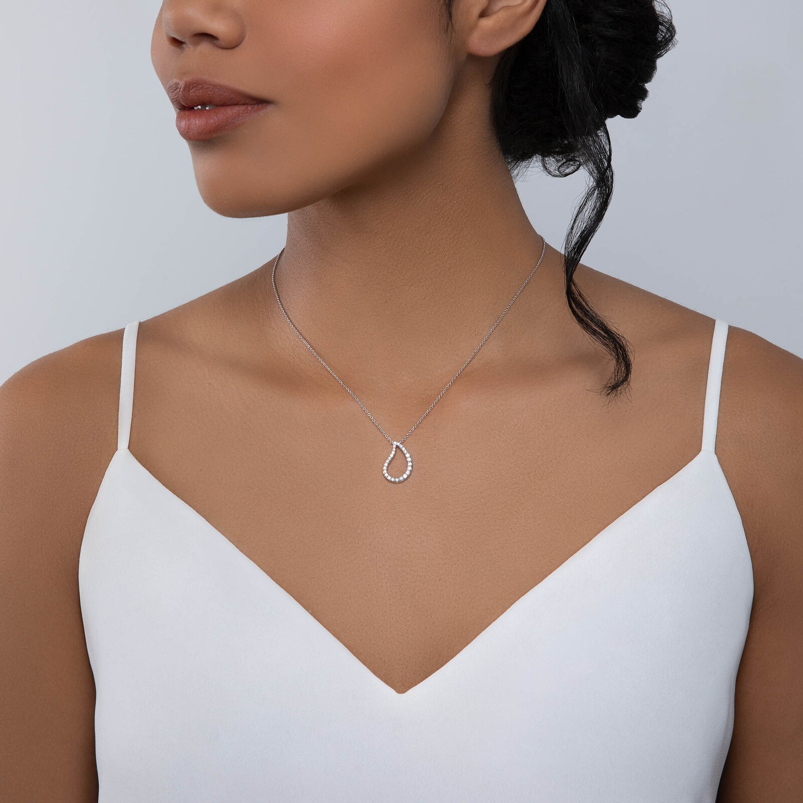 Bijoux Birks 18k White Gold 0.43cttw Diamond Large Petale Pendant 15-18"