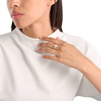 Roberto Coin Princess Flower 18ct Yellow Gold 0.09ct Diamond & Mother Of Pearl Ring Roberto Coin Princess Flower 18ct Yellow Gold 0.09ct Diamond & Mother Of Pearl Ring