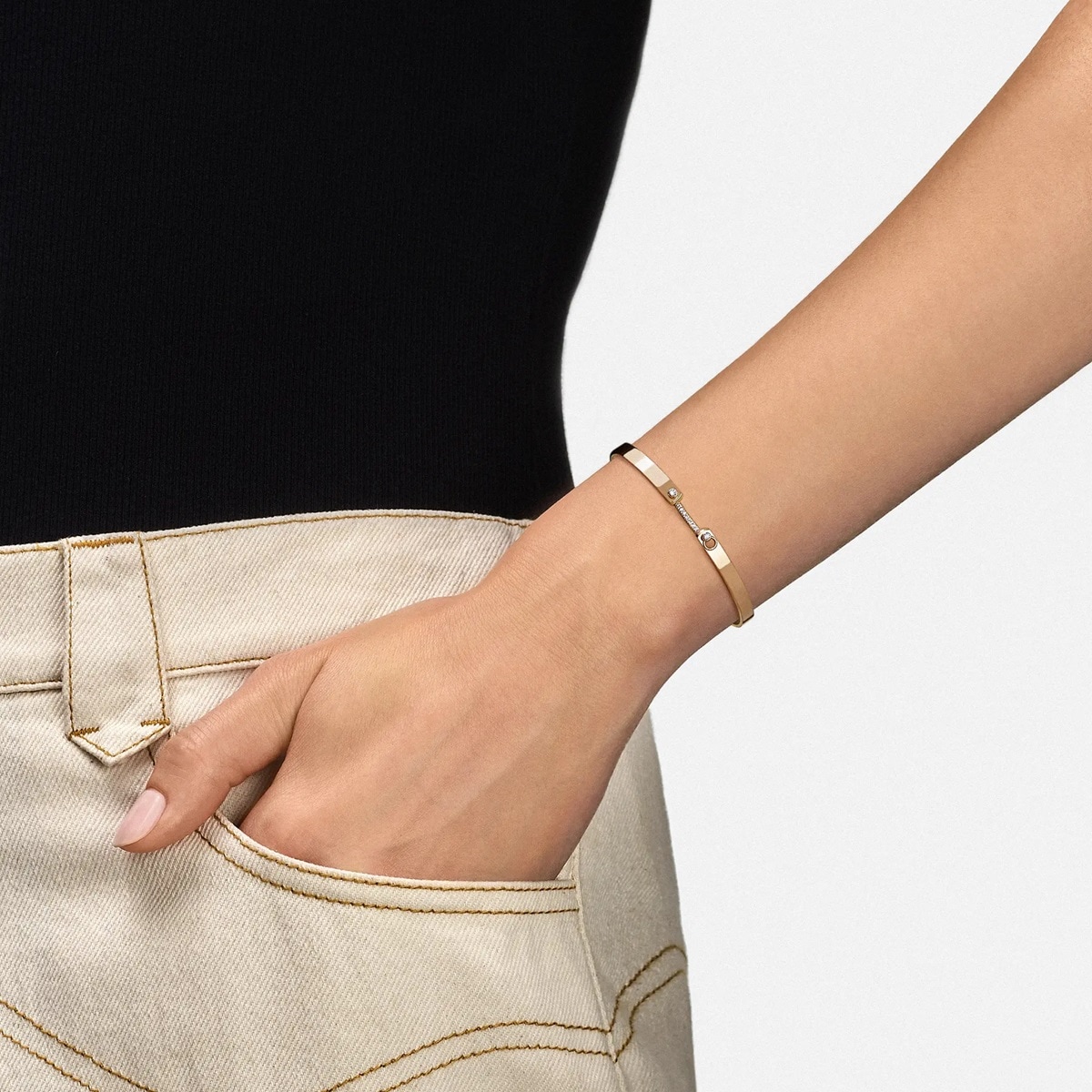Nouvel Heritage Business Meeting Mood 18K Yellow Gold Bangle - Size Medium Nouvel Heritage Business Meeting Mood 18K Yellow Gold Bangle - Size Medium