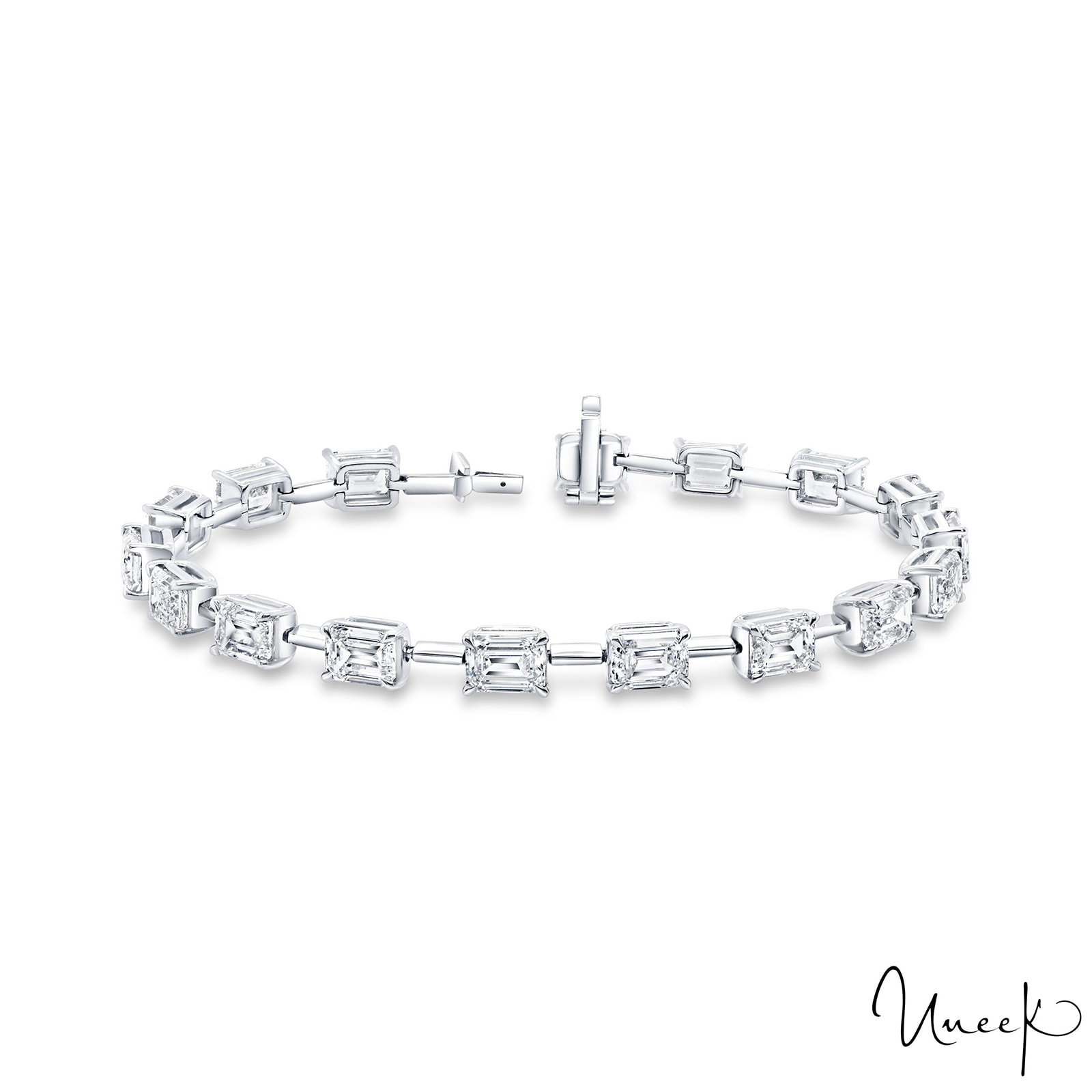 Ionela iionela1  Fotografii şi clipuri video Instagram  Diamond jewelry  designs Bangle bracelets with charms Diamond necklace designs