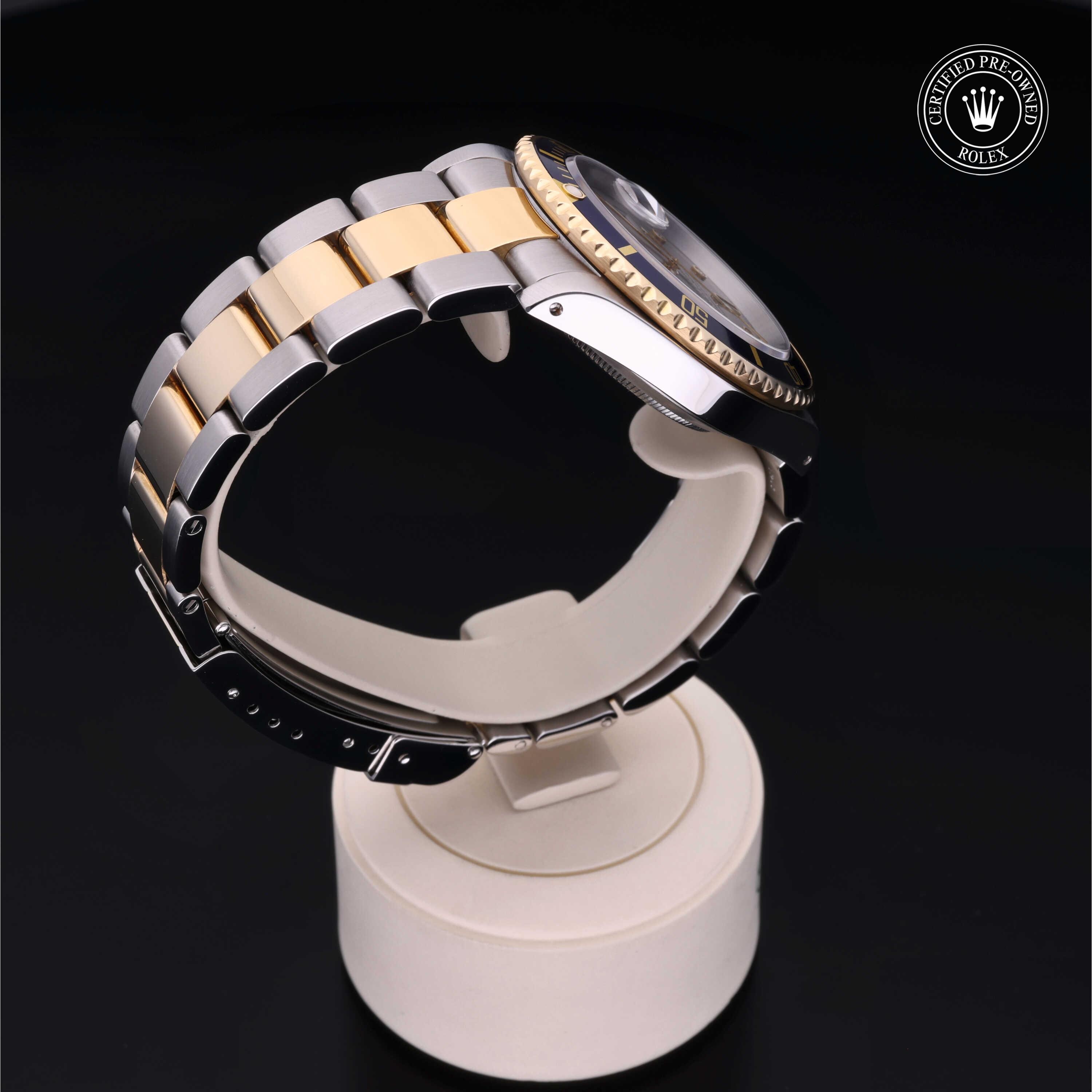 Submariner Date alternate view 5