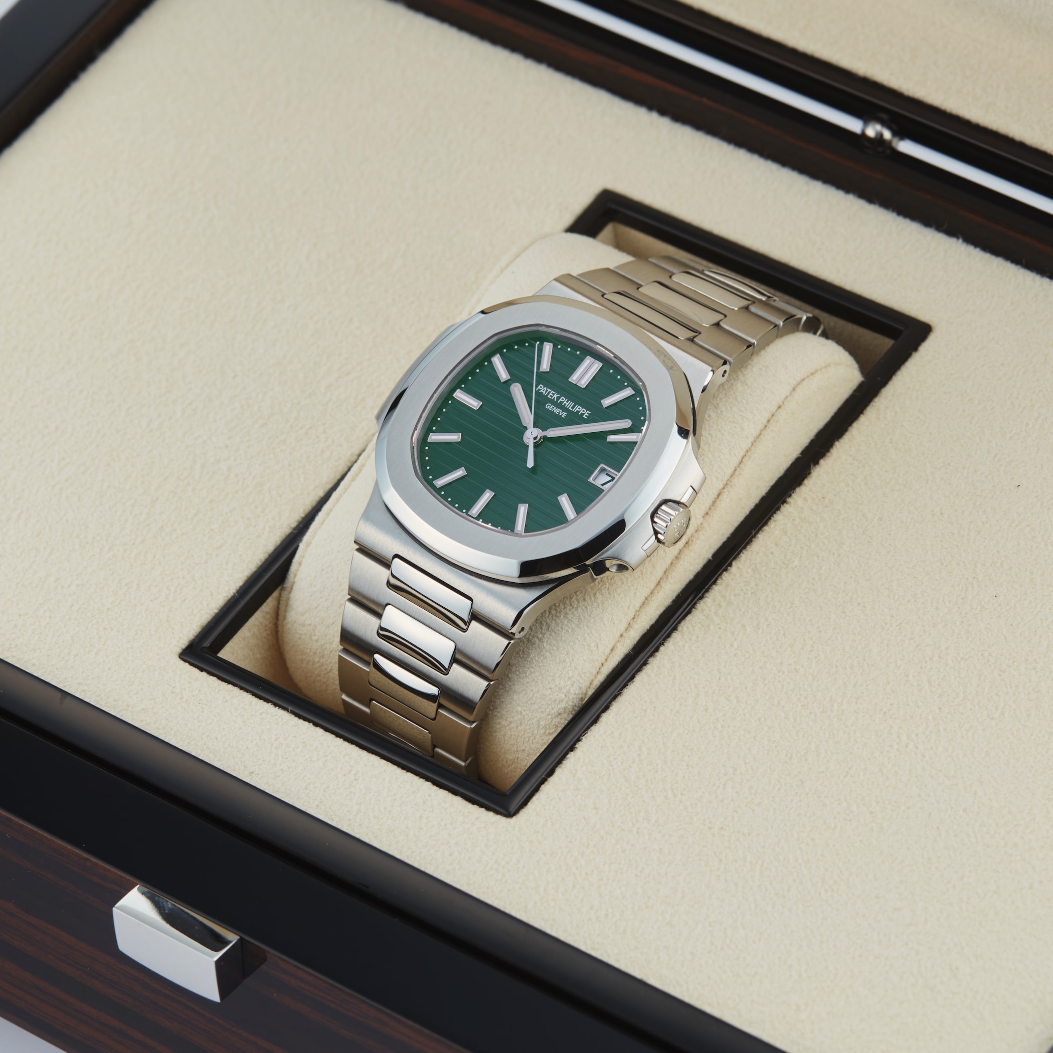 Pre-Owned Patek Philippe Nautilus 40mm Stainless Steel Pre-Owned Patek Philippe Nautilus 40mm Stainless Steel