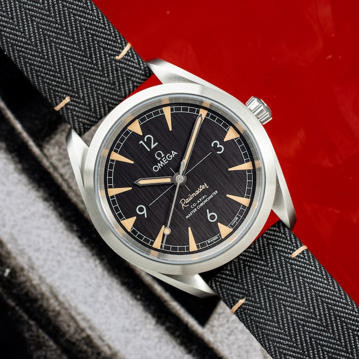 Pre-Owned Omega by Analog Shift Pre-Owned Omega Seamaster Railmaster