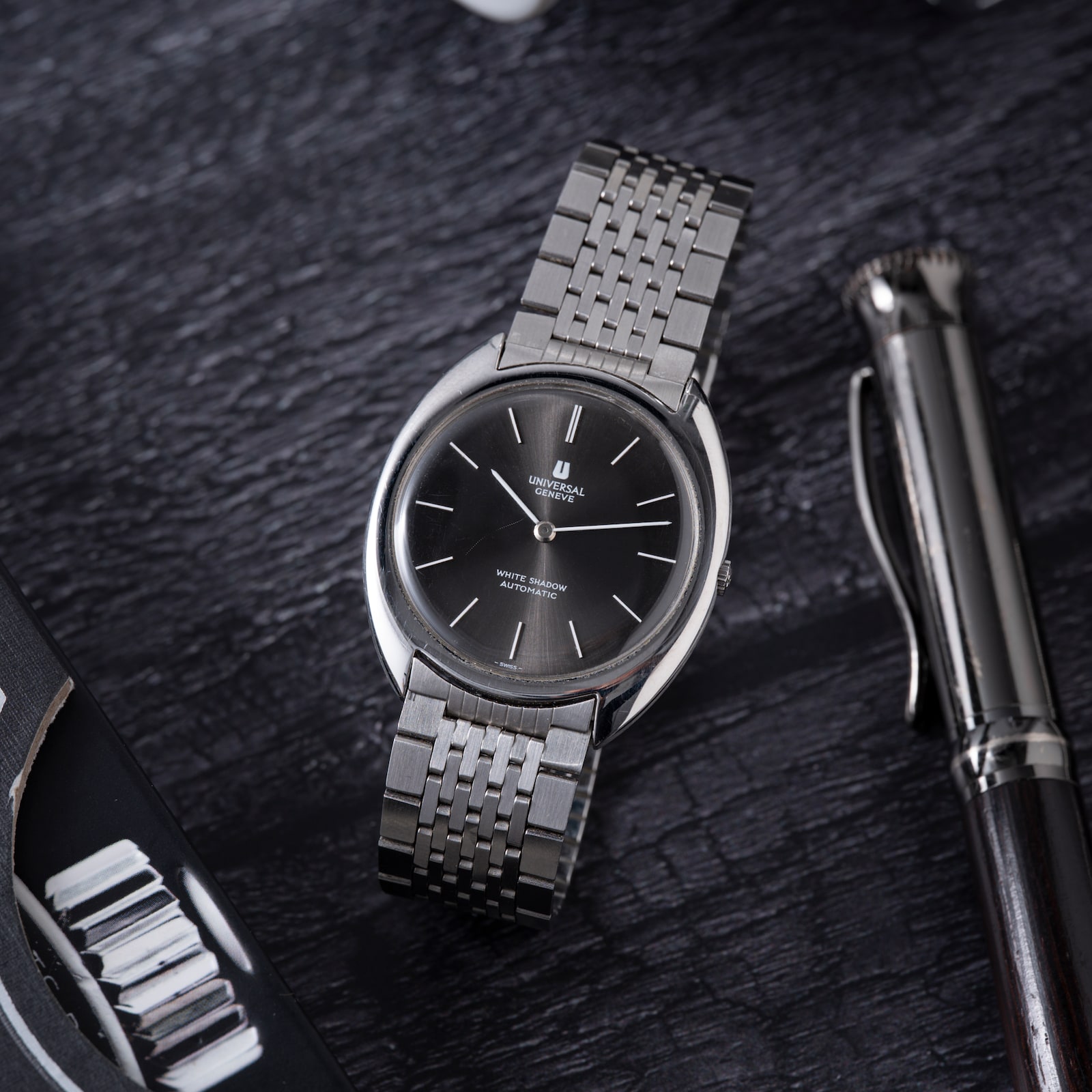 Pre-Owned Universal Universal Genève White Shadow